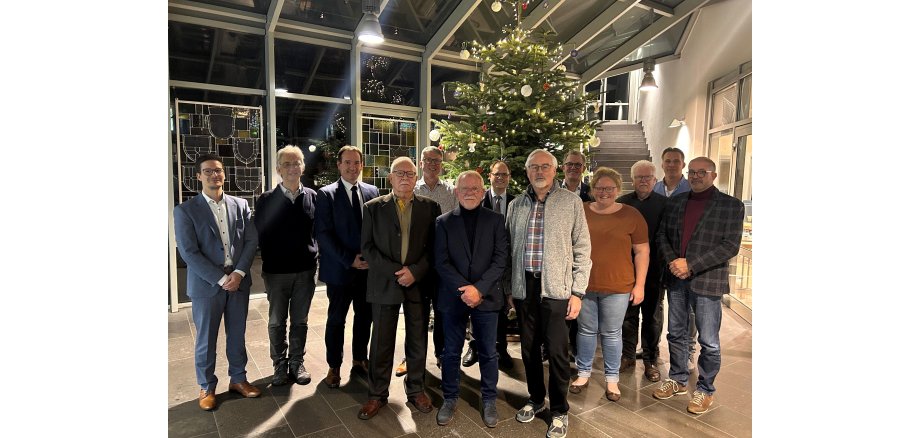 Die Mitglieder des Kuratoriums der Bürgerstiftung stehen im Foyer des Rathauses der VG Weißenthurm vor dem Weihnachtsbaum.