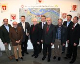 Vor einer Karte der Verbandsgemeinde Weißenthurm stehen die beteiligten Bürgermeister der angehörigen Kommunen und die zuständigen Verwaltungsmitarbeiter.