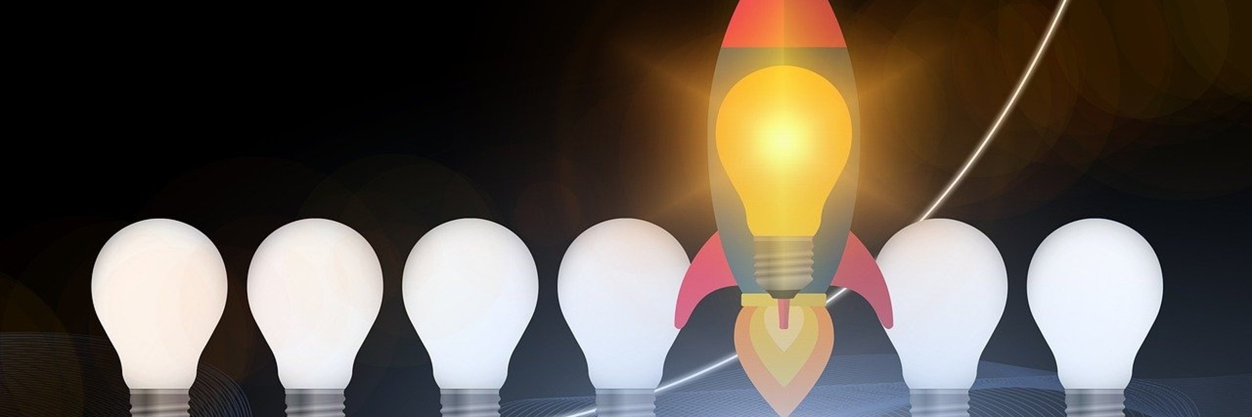 Sechs weiße Glühbirnen stehen nebeneinander, nach der fünften ist eine größere Glühbirne in gelb und rot mit einem Bogen nach oben zu sehen.